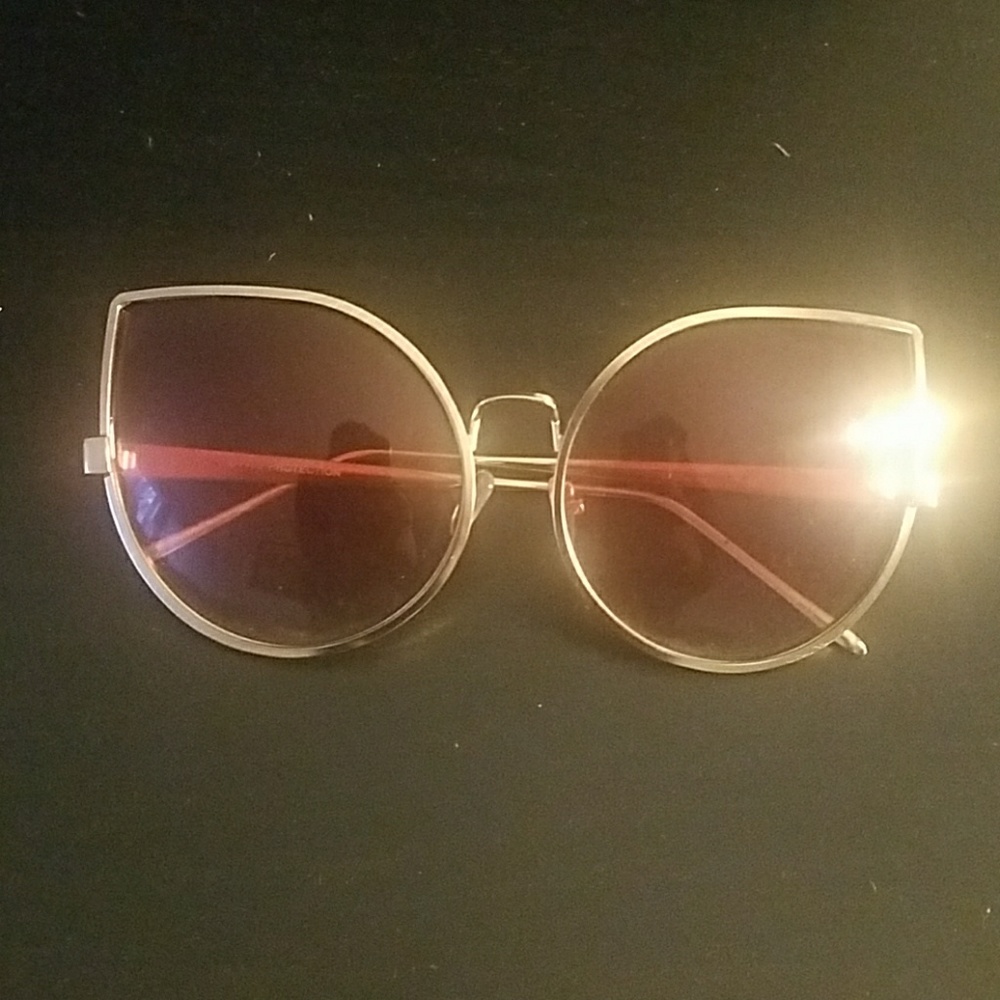 1970s style cat eye sunglasses